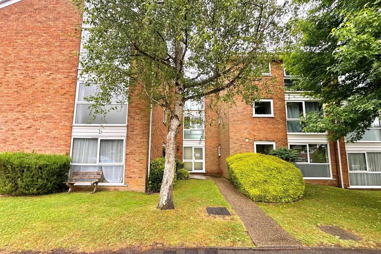 2 bed flat to rent, Fairview Gardens, Farnham, GU9