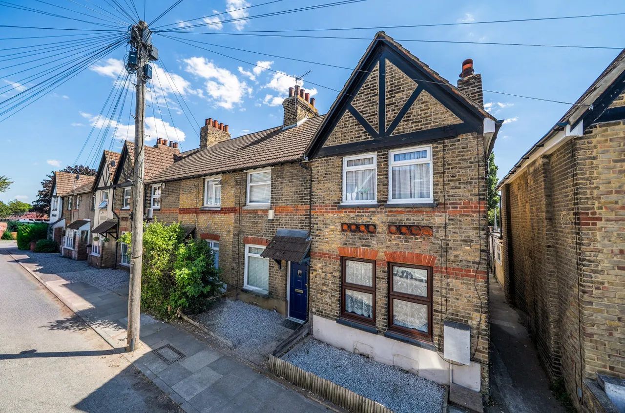2 bed house for sale — Broomfield Road, Swanscombe, DA10