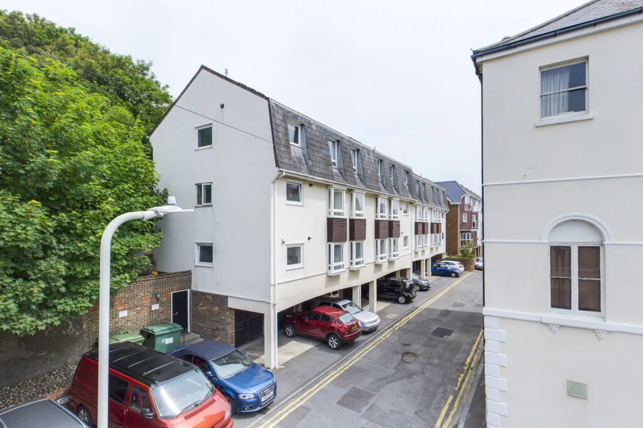 2 bed flat for sale — Gough Road, Sandgate