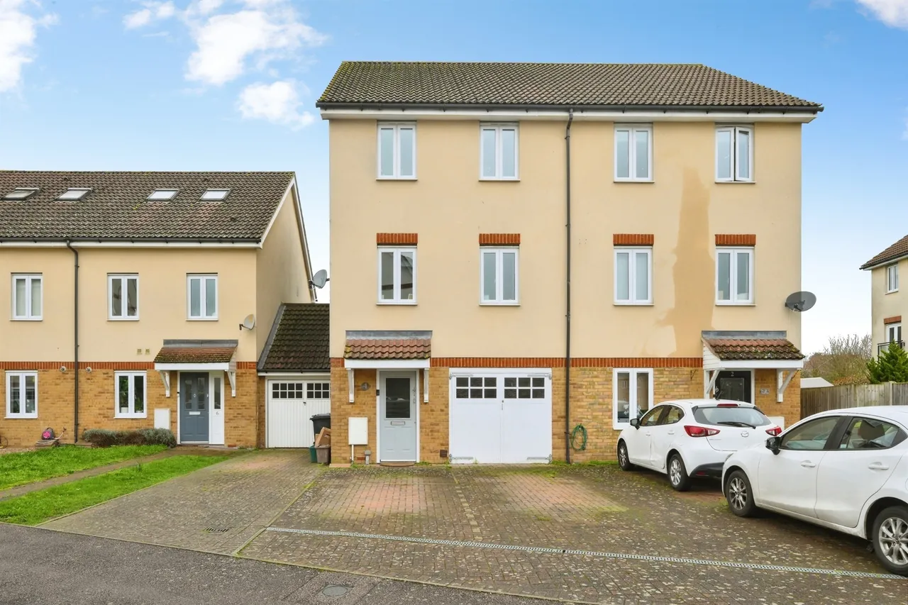 4 bed house for sale — Robinia Road, Broxbourne
