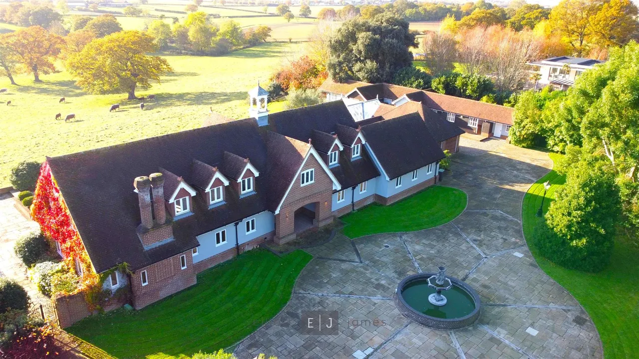 6 bed house to rent, Pynest Green Lane, EN9