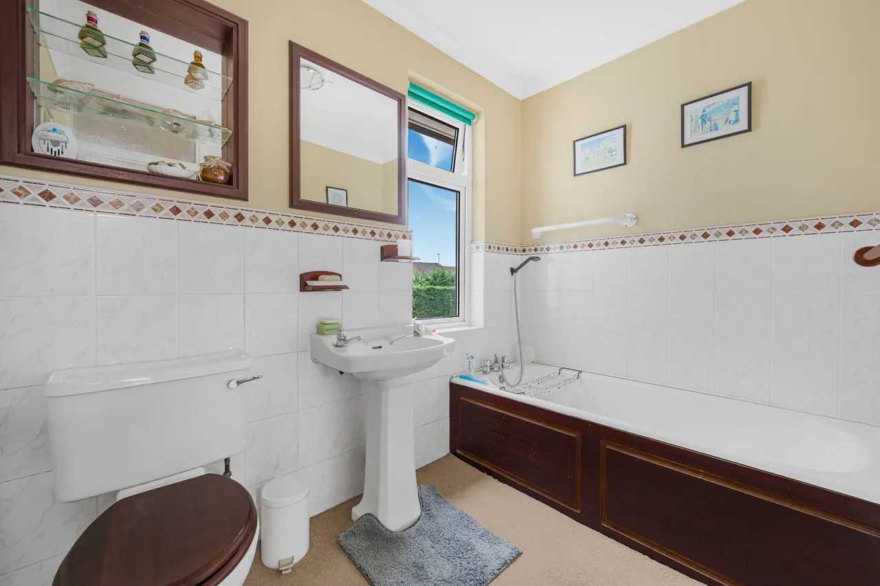 Thrupps Lane, Hersham, KT12, photo 9