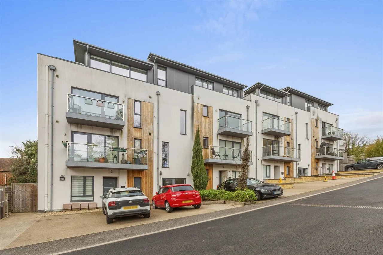 2 bed flat for sale, Easton Street, High Wycombe, HP11