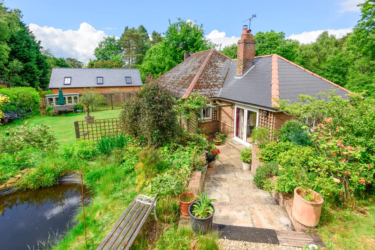 2 bed house for sale, Farther Common, Hill Brow, GU33