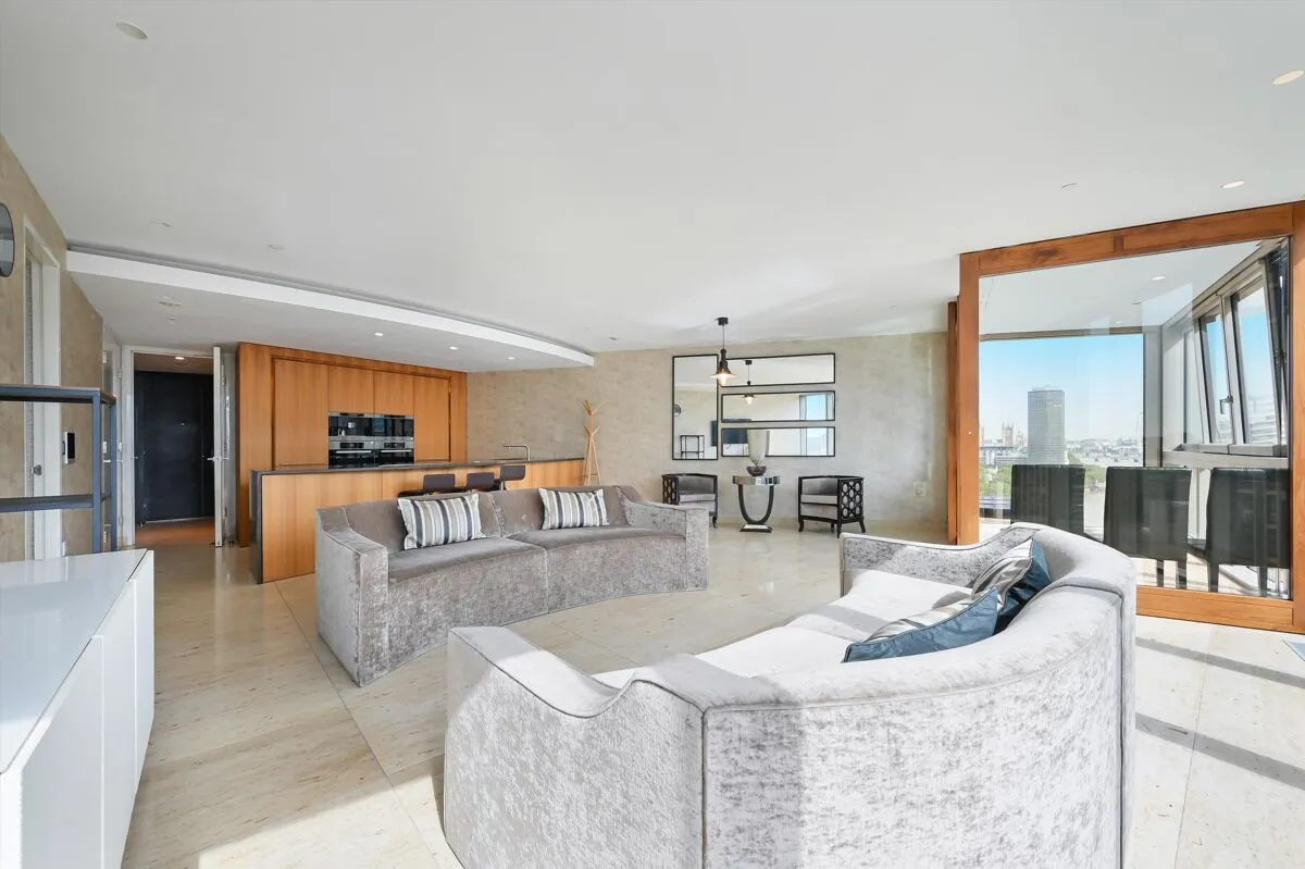 2 bed flat to rent, The Tower, St George Wharf, SW8
