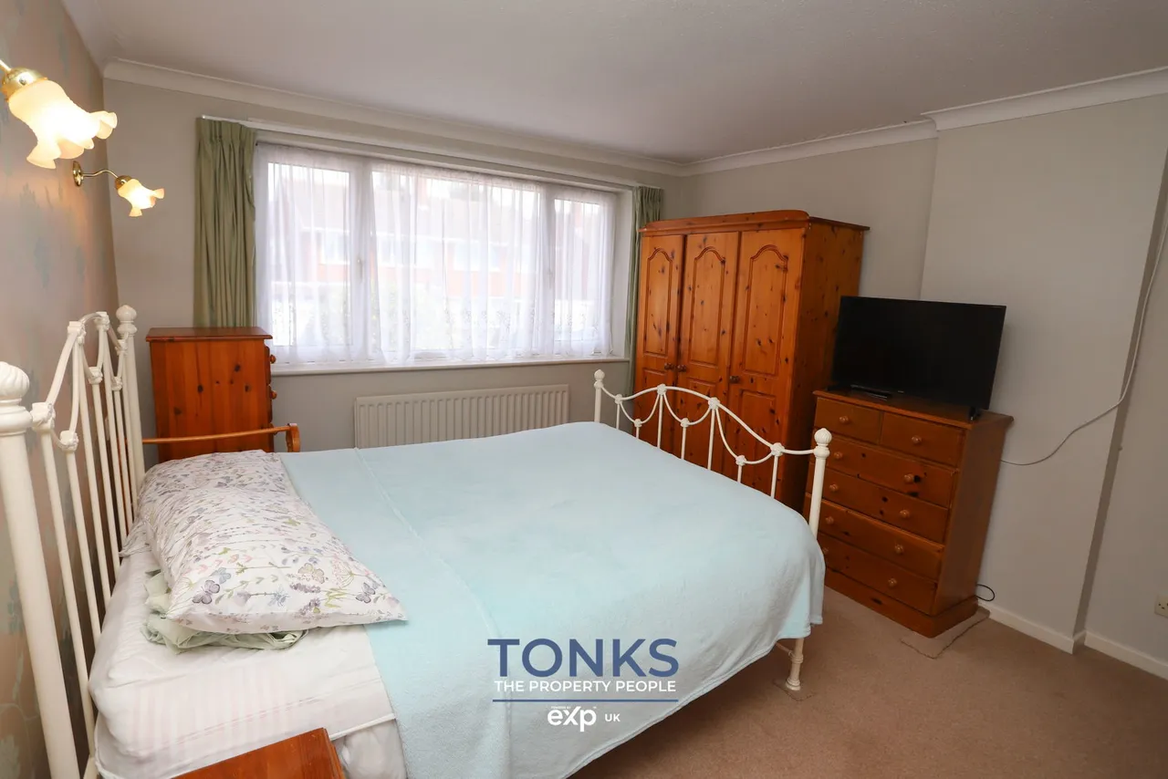 Bed with self contained downstairs annexe, DY5, photo 15