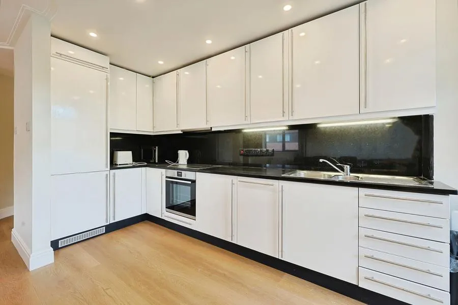 Finchley Road, London, NW8, photo 3