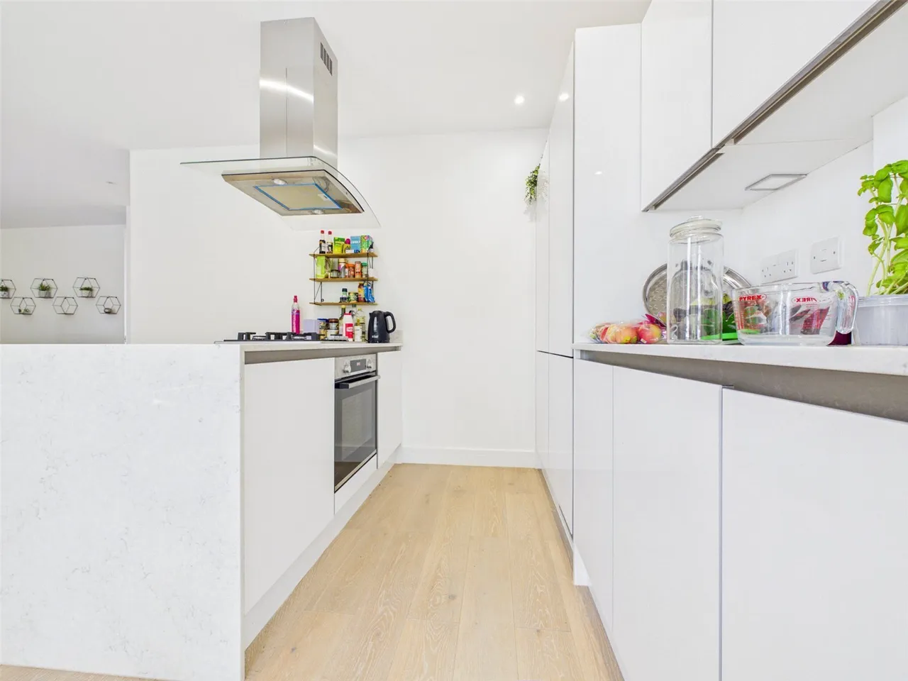High Road, Ickenham, UB10, photo 5