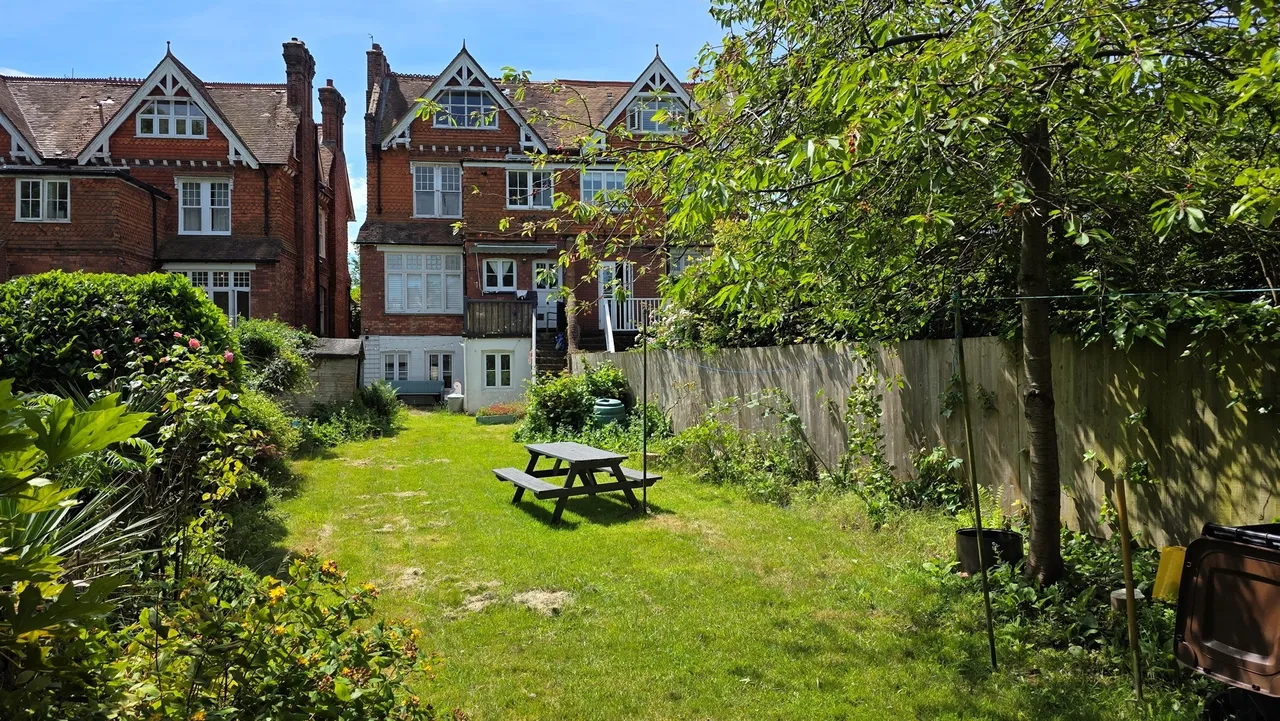 2 bed flat for sale — Knoll Road, Dorking