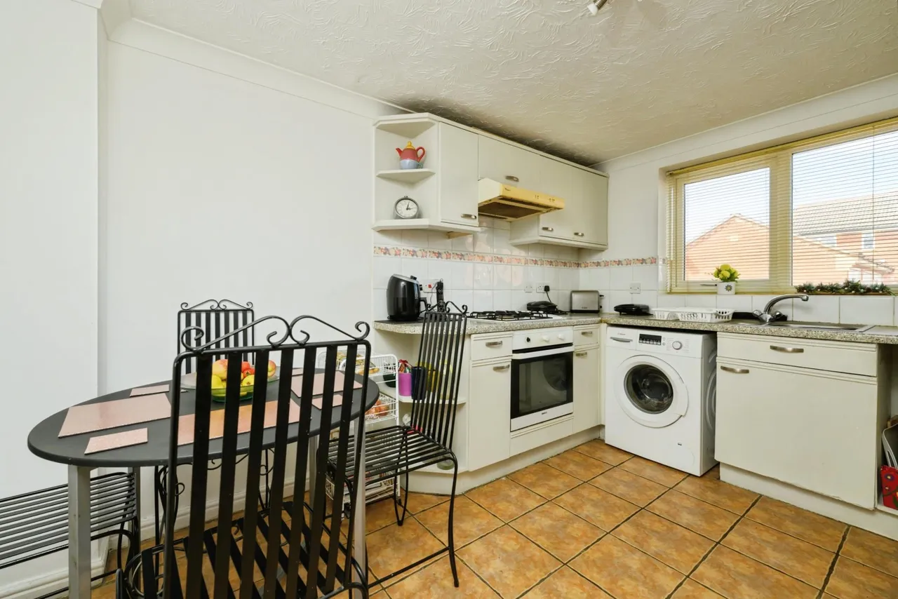 Coltsfoot Drive, Peterborough, PE2, photo 3
