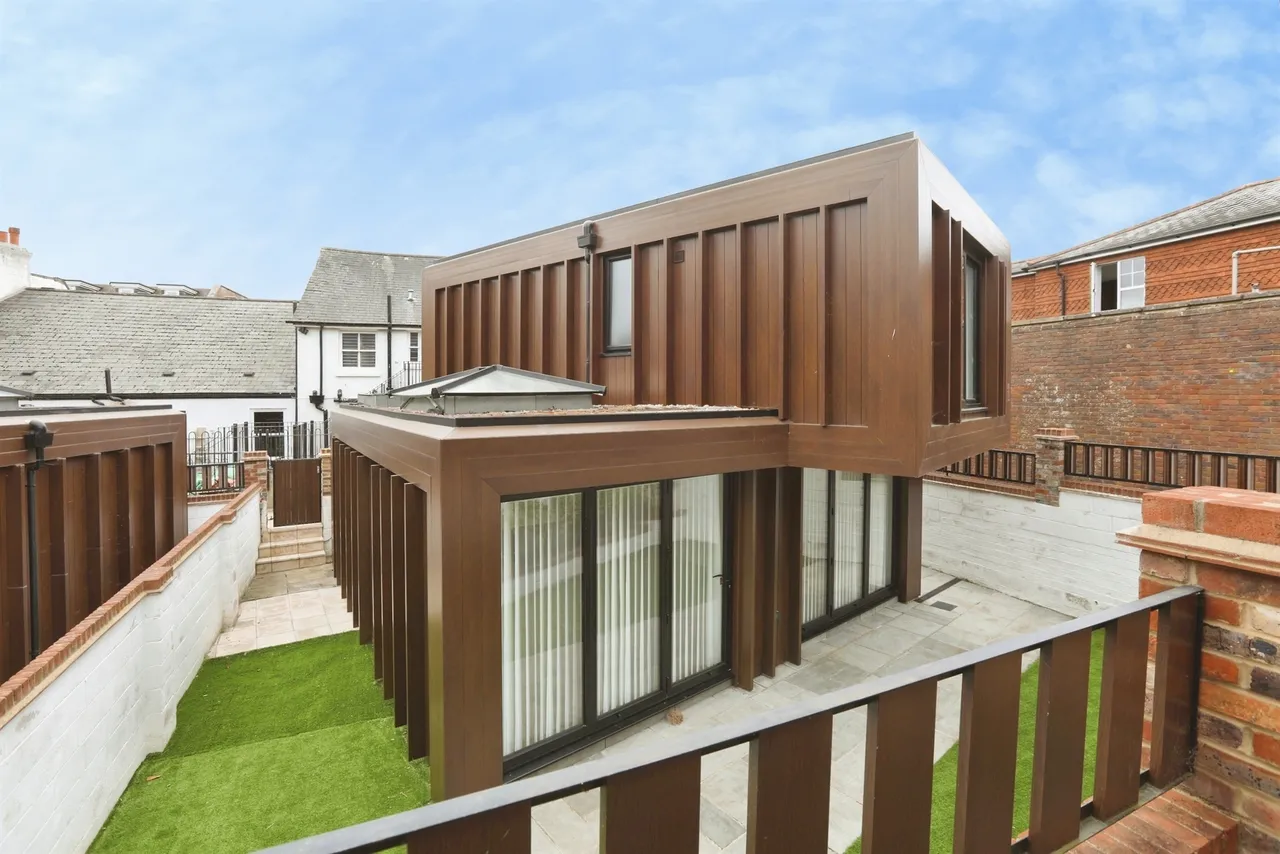 2 bed house for sale, High Street, East Grinstead, RH19