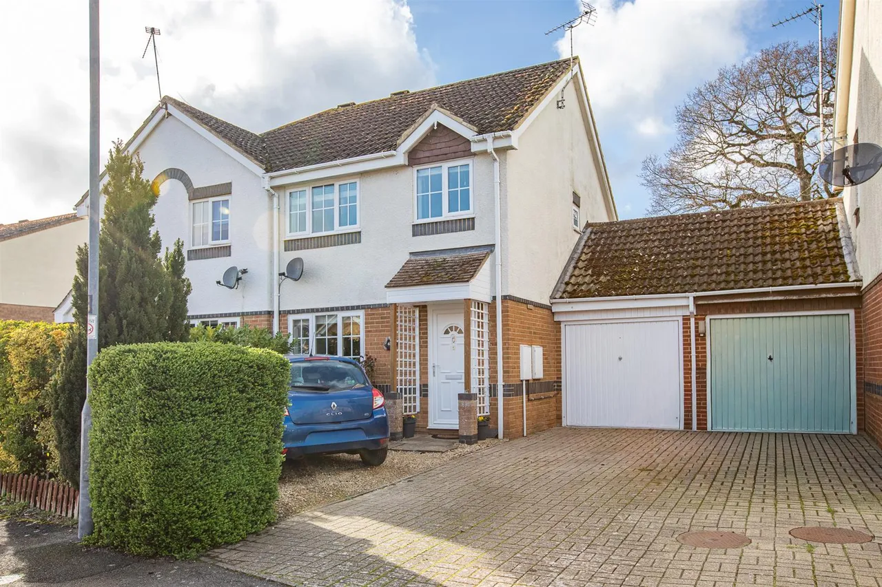 3 bed house for sale, Victoria Drive, Lyneham