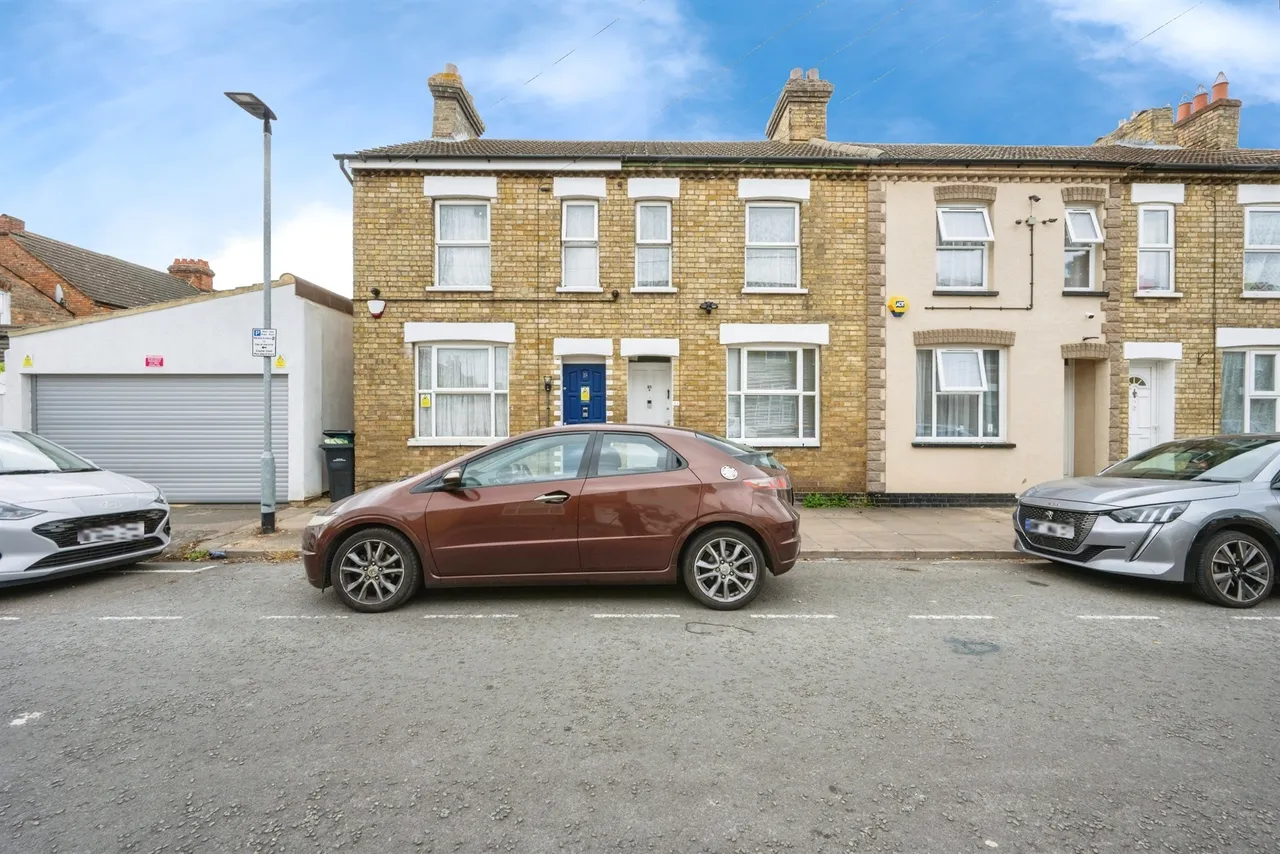 2 bed house for sale — Sandhurst Place, Bedford