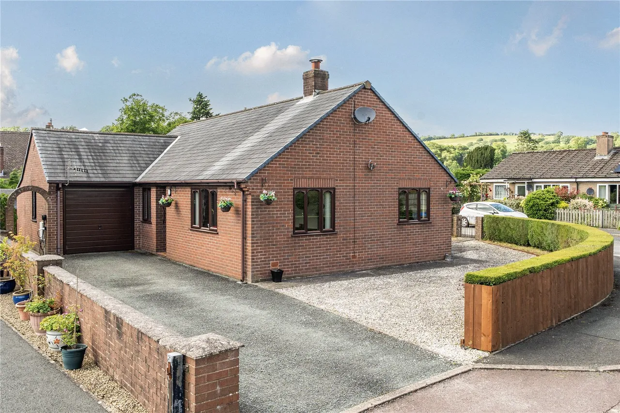 3 bed house for sale, Clos Yr Efail, Trefeglwys