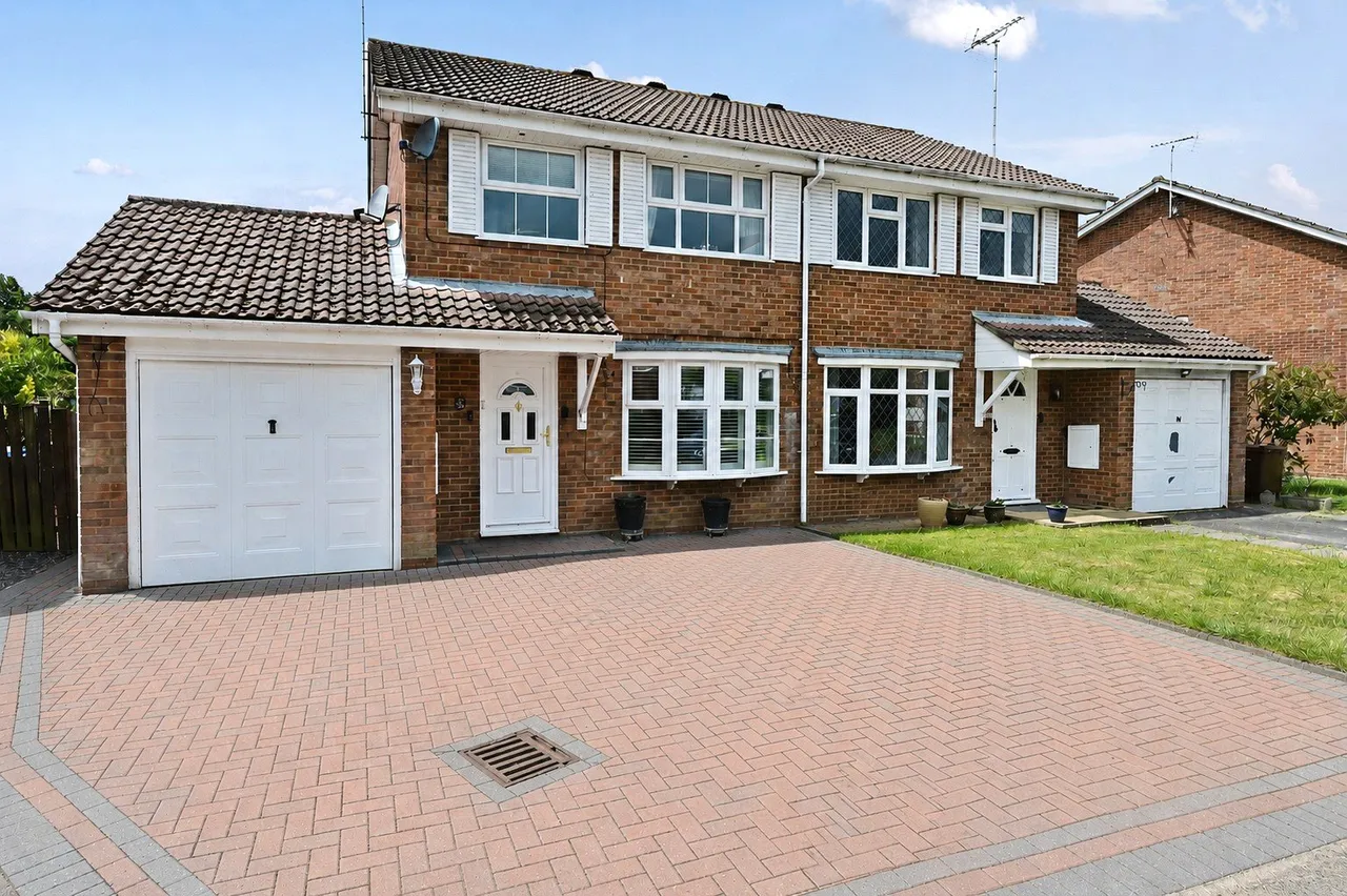 3 bed house for sale — Langdale Close, Farnborough, Hampshire, GU14 0LQ