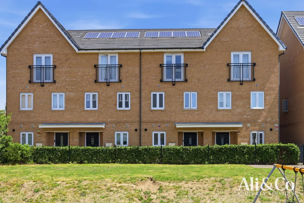 3 bed house for sale — Foxton Road, Grays, Essex, RM20 4XX