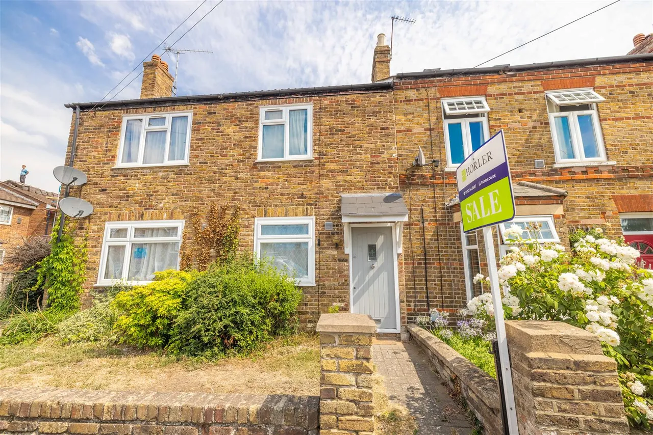 2 bed flat for sale — Horton Road, Datchet, Datchet, Berkshire, SL3 9HW