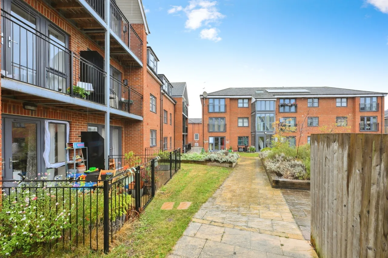 1 bed flat for sale — Goodes Court, Royston