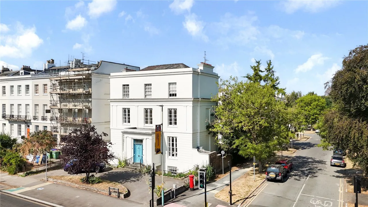 3 bed flat for sale, Evesham Road, Pittville, GL52