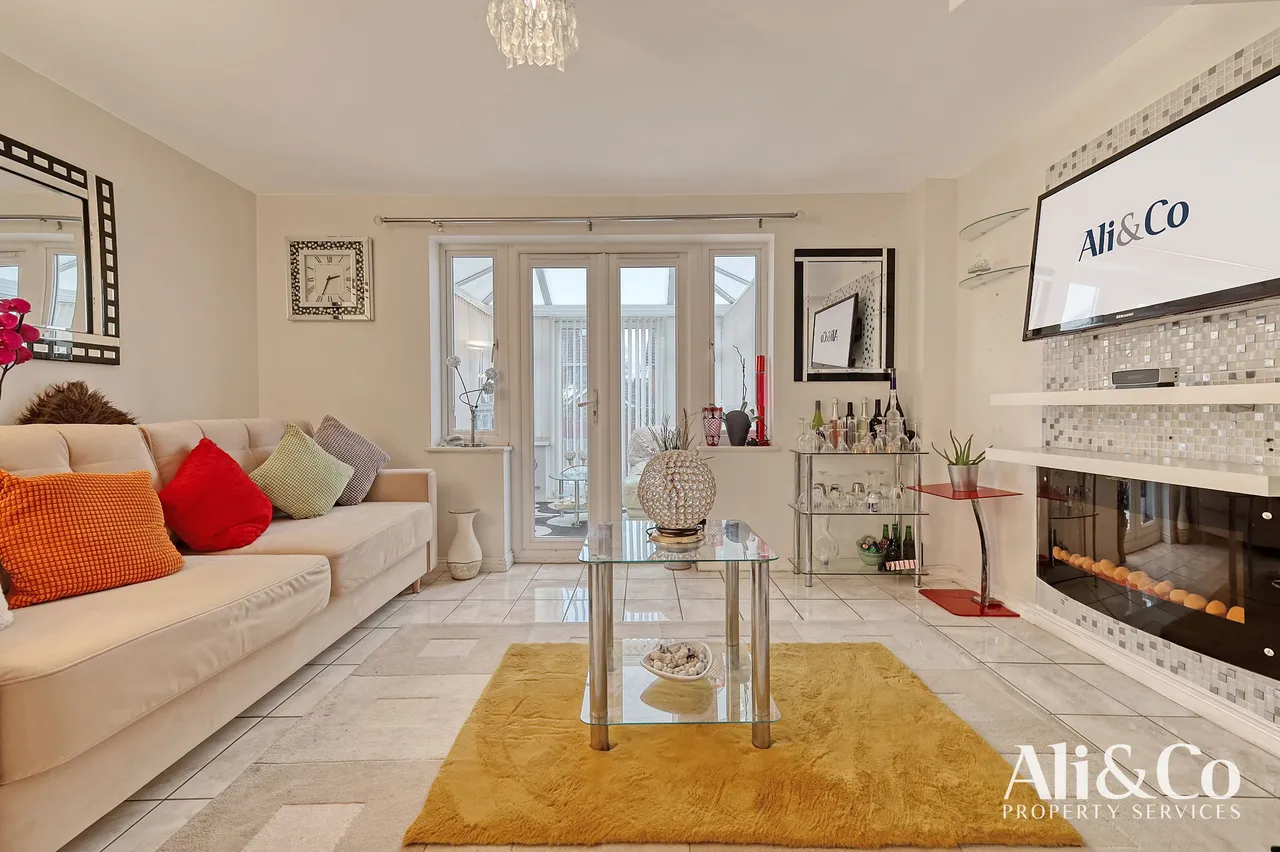 Lancaster Road, Grays, Essex, RM16 6EA, photo 2