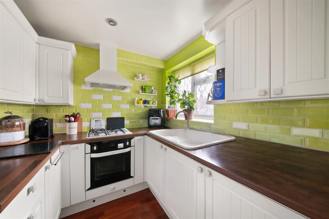 Westlake Close, Hayes, photo 2