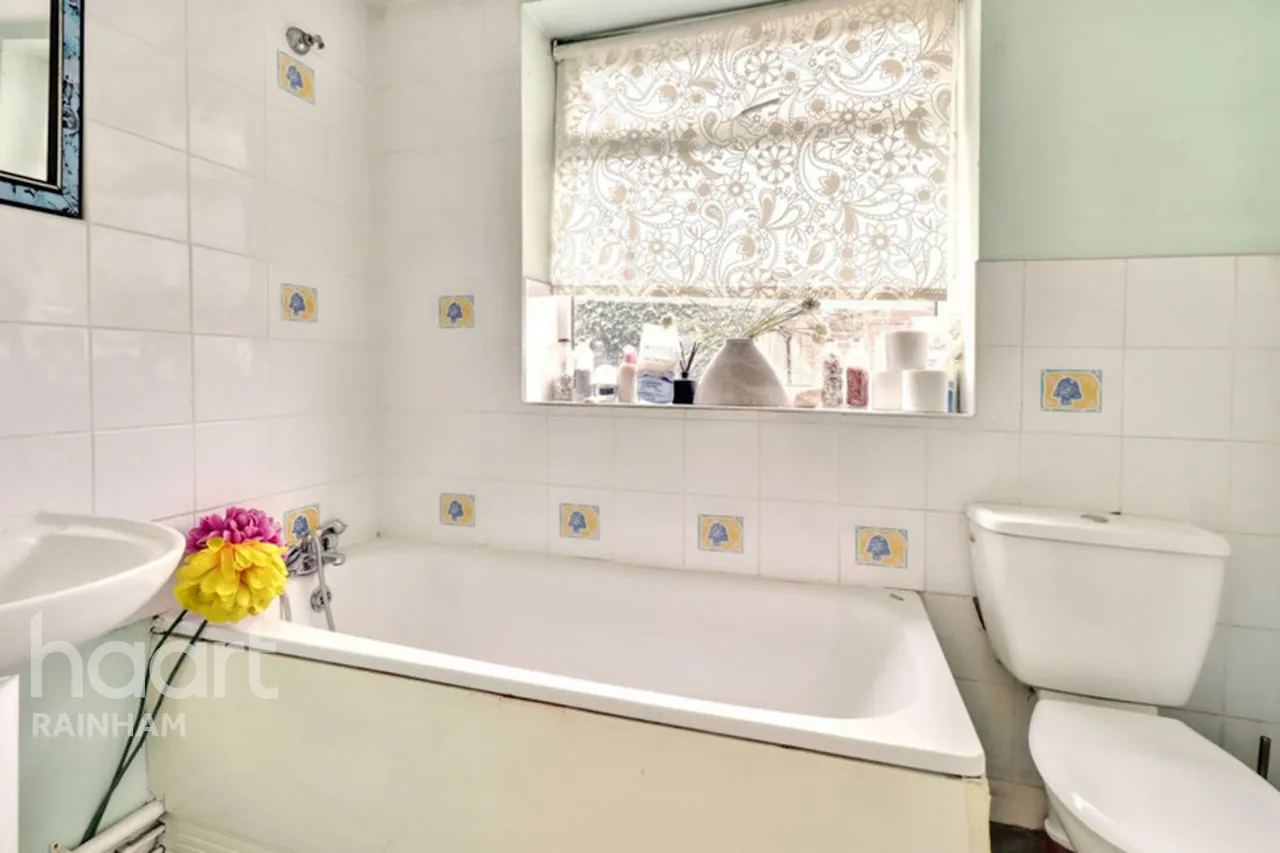 Ford Close, Rainham, RM13, photo 9