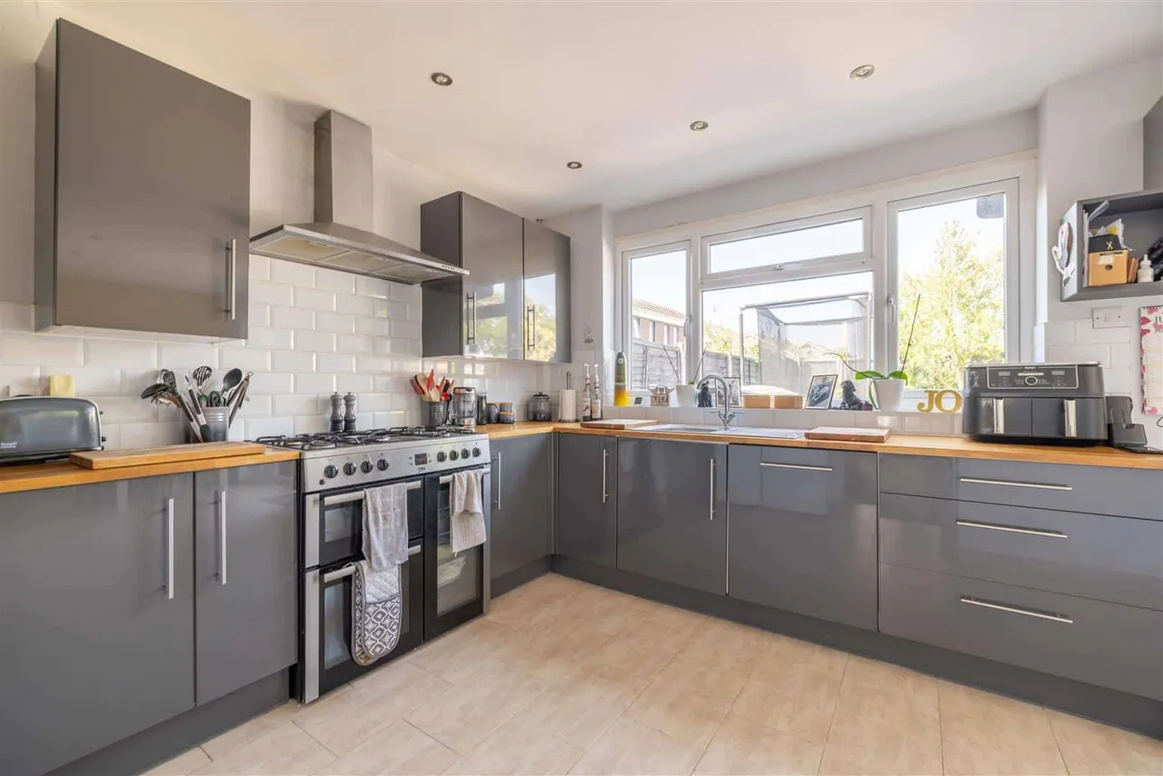 Pierson Road, Windsor, Berkshire, SL4 5RE, photo 2