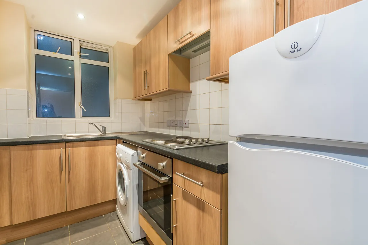 17 Warren Court, Euston Road, London, photo 3