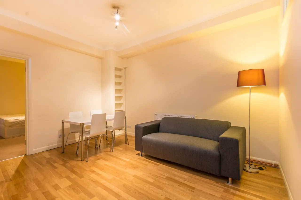 2 bed flat to rent — 17 Warren Court, Euston Road, London