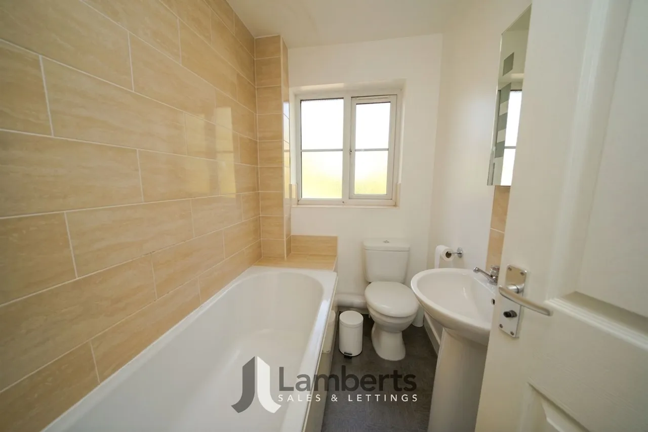 47b High Street, Studley, photo 14