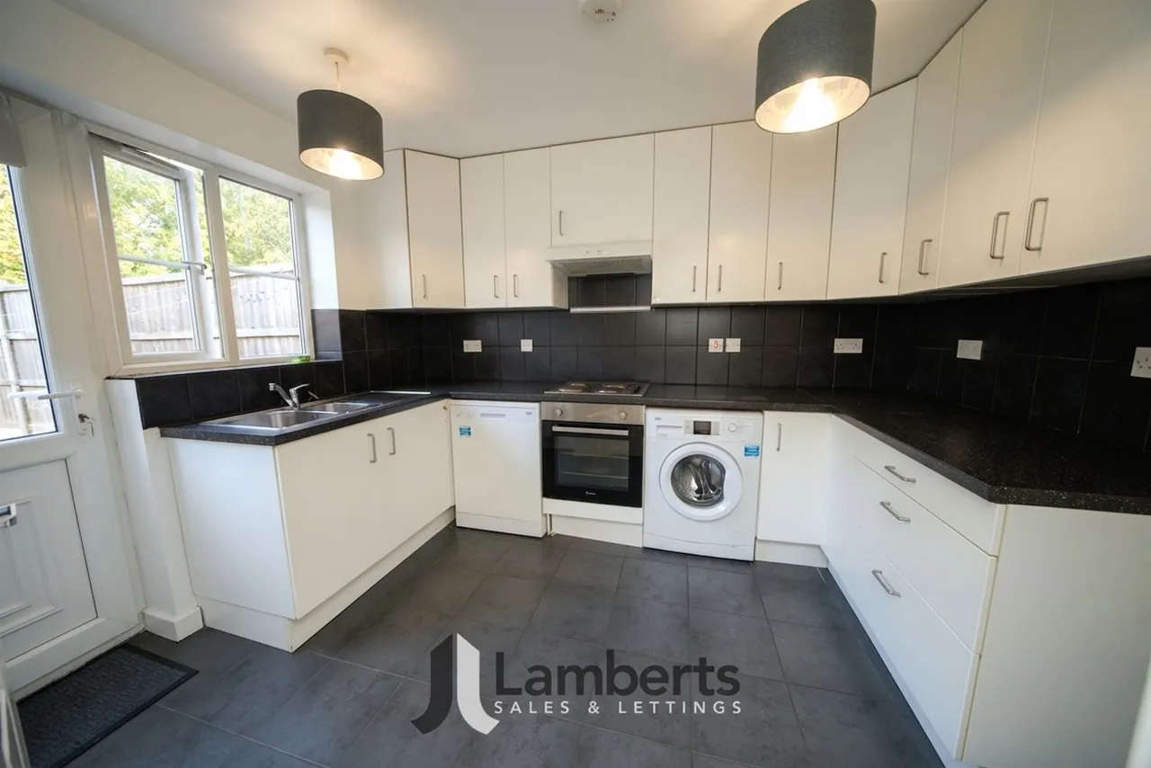 47b High Street, Studley, photo 3