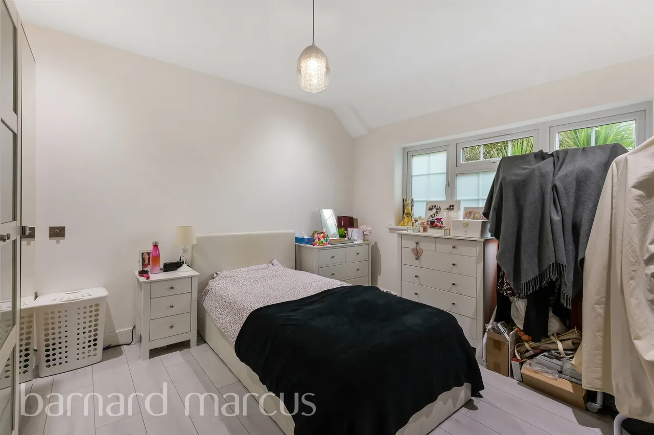 Sutton Way, Heston, photo 8