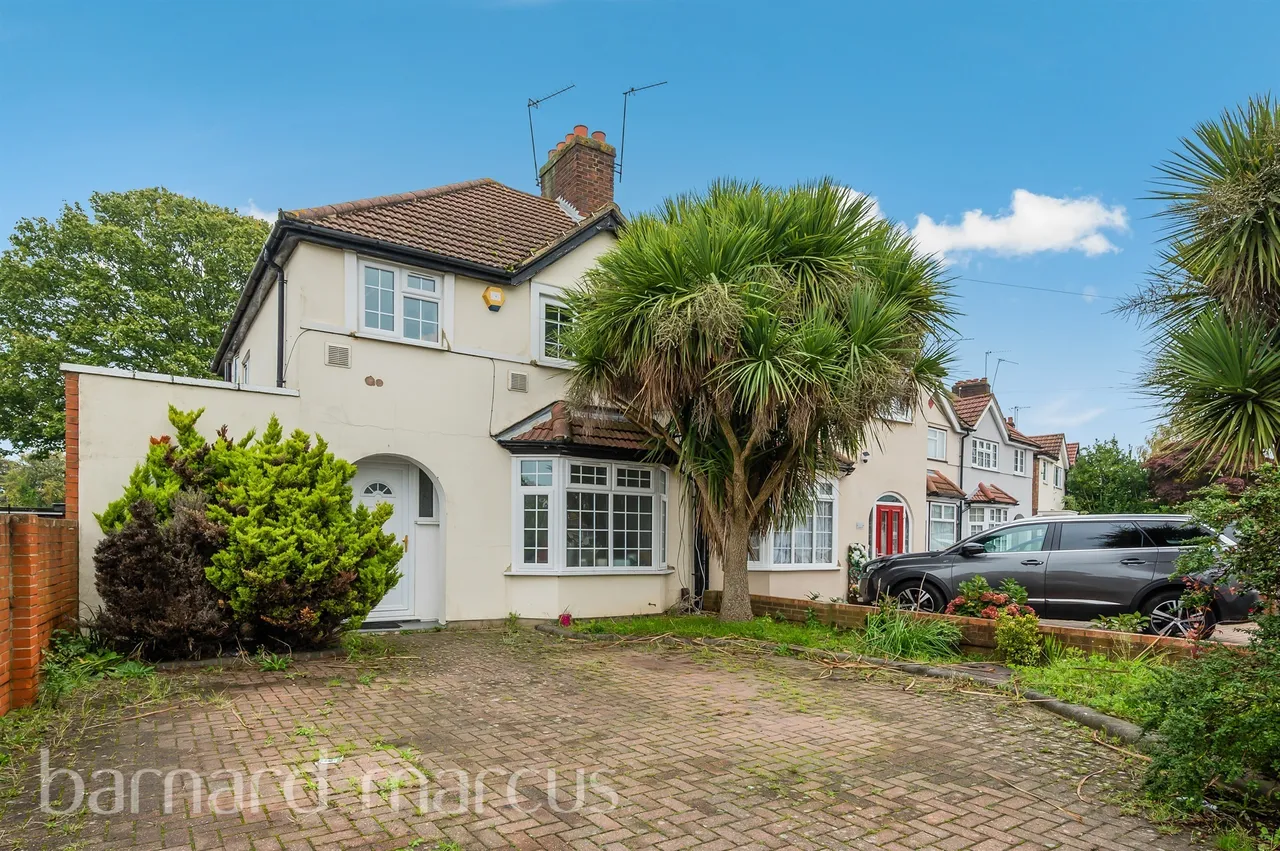 3 bed house for sale — Sutton Way, Heston