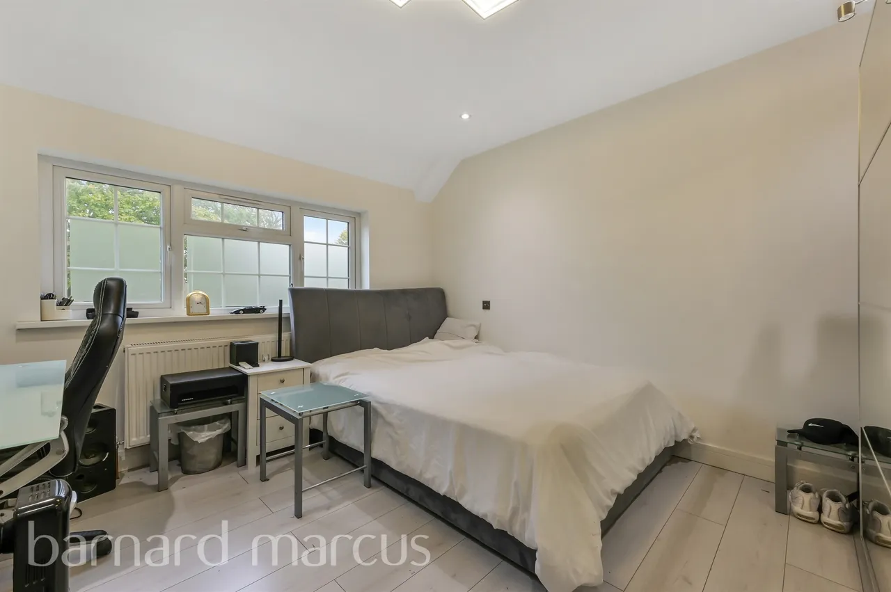 Sutton Way, Heston, photo 7