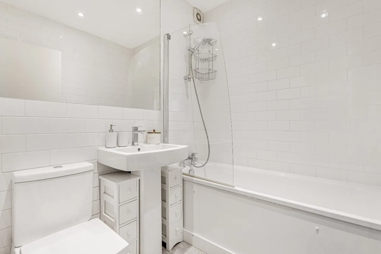 Wandsworth Road, London, SW8, photo 6
