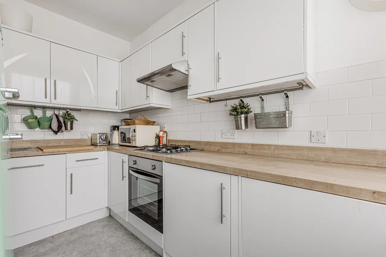 Wandsworth Road, London, SW8, photo 4