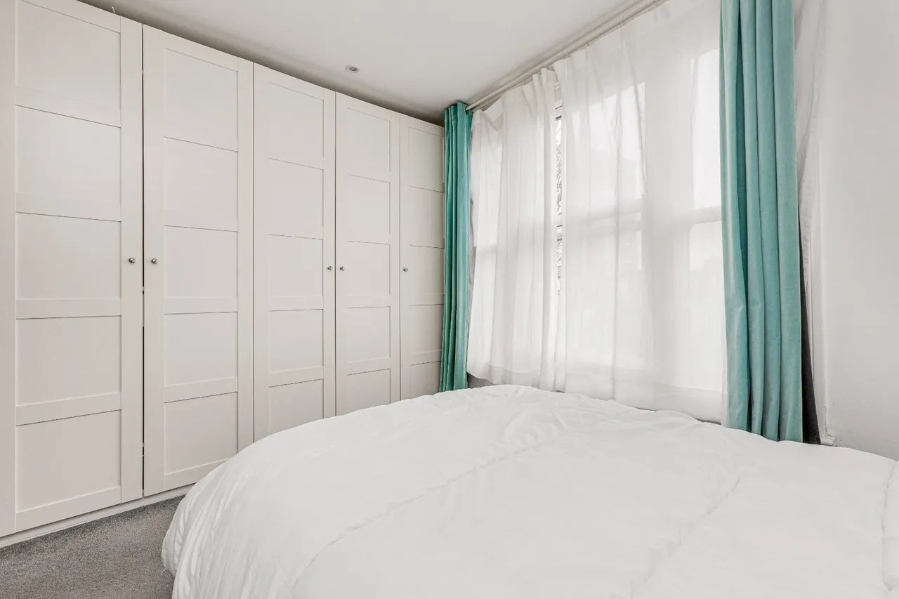 Wandsworth Road, London, SW8, photo 5