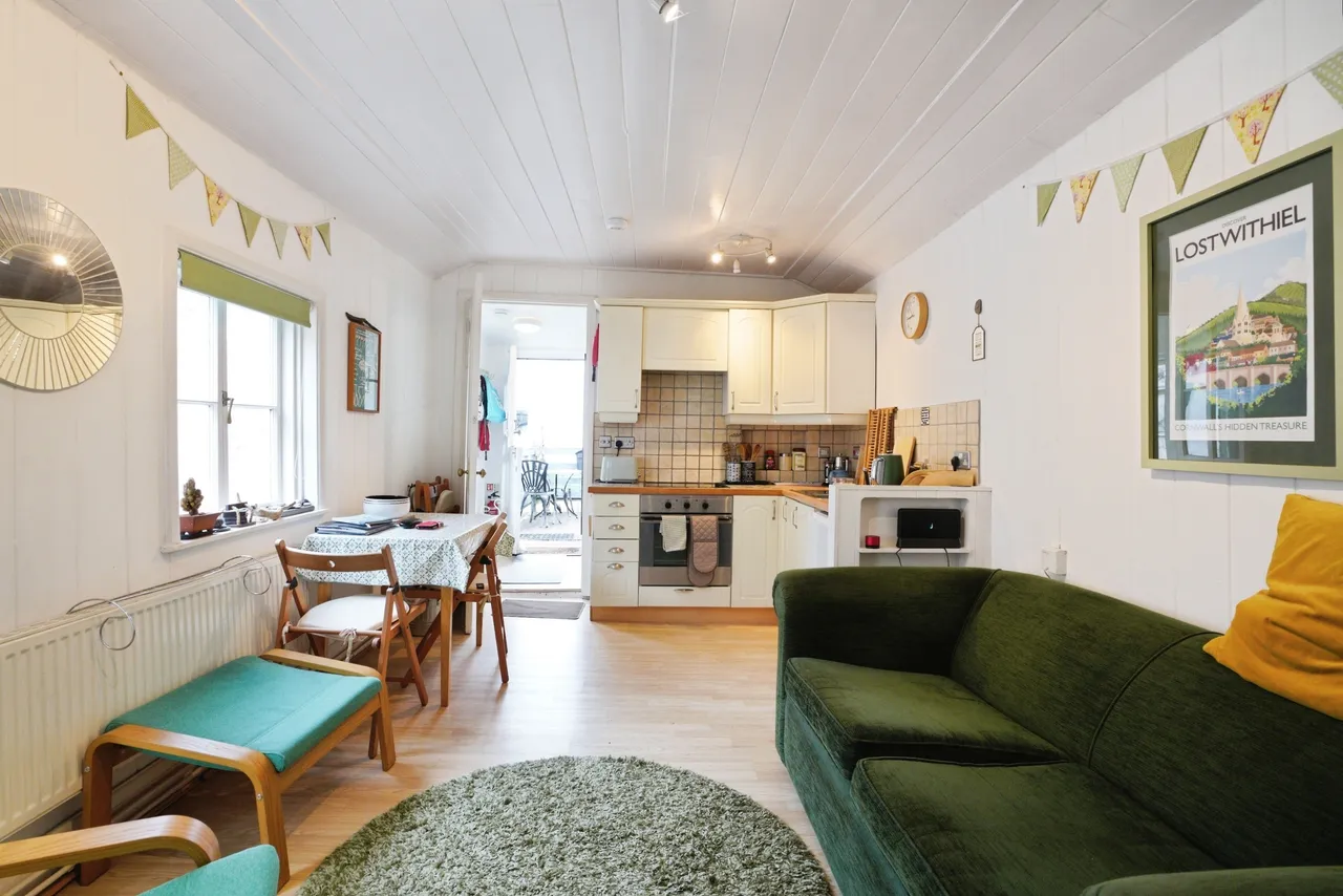 2 bed flat for sale, North Street, Lostwithiel, PL22