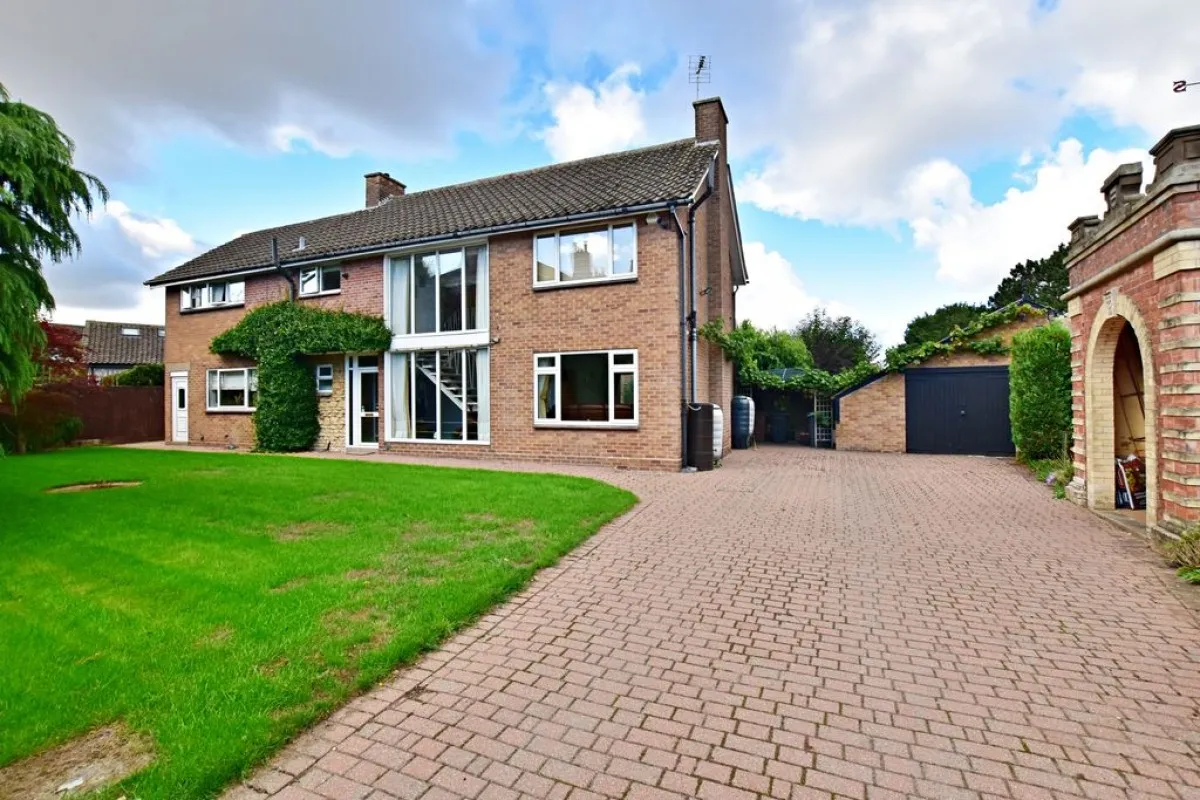 4 bed house for sale, Hall Drive, Canwick