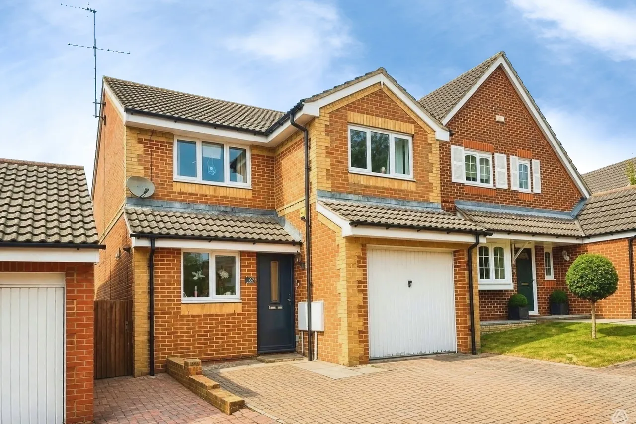 3 bed house for sale — Walsh Avenue, Warfield, Bracknell, Berkshire, RG42 3XZ