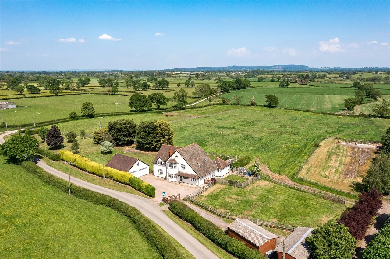 5 bed property for sale, Lower Lane, Bowling Bank, LL13