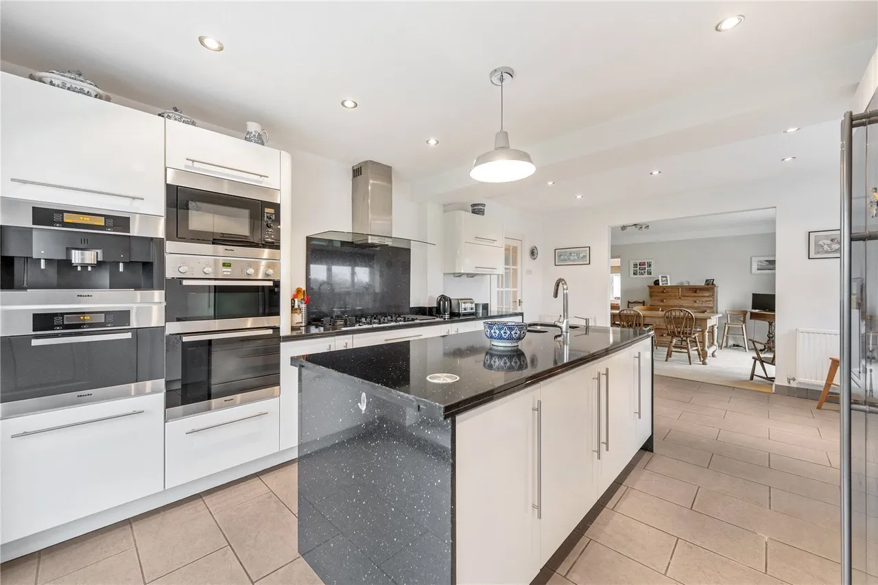 Lower Lane, Bowling Bank, LL13, photo 4