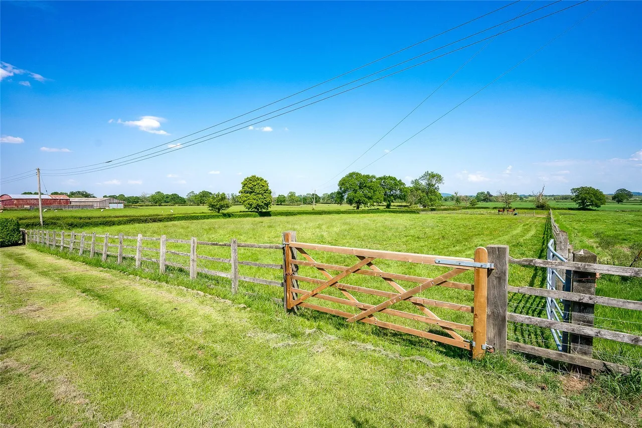 Lower Lane, Bowling Bank, LL13, photo 26