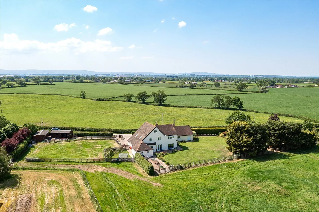 Lower Lane, Bowling Bank, LL13, photo 2