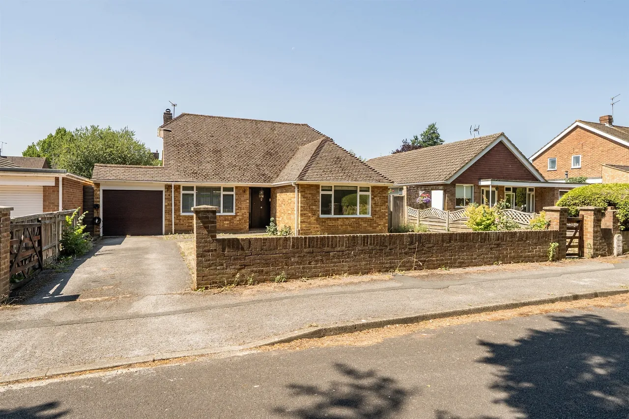 3 bed house for sale — Brill Close, Maidenhead