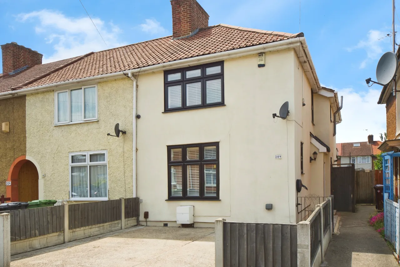 3 bed house for sale — Grafton Road, Dagenham