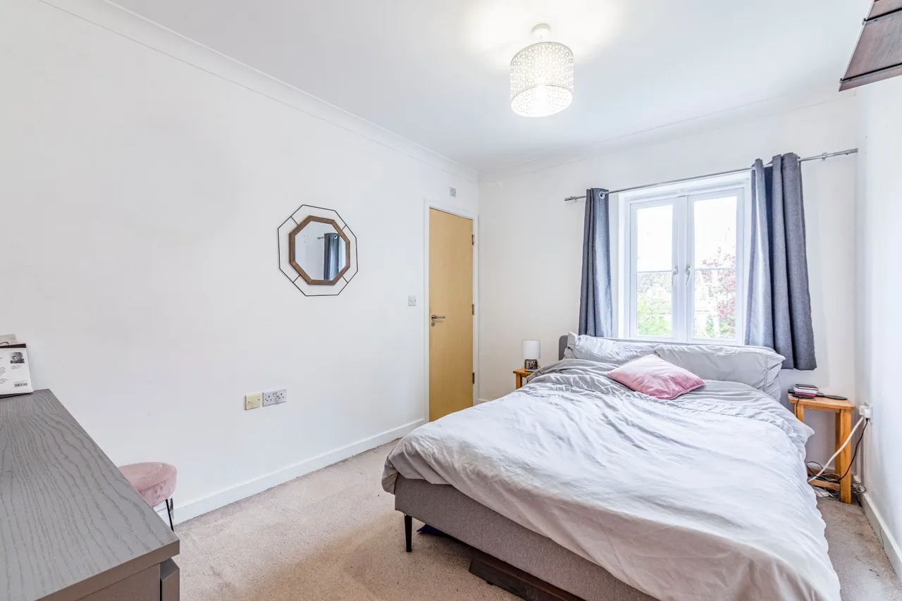Holmefield Place, New Haw, KT15, photo 7