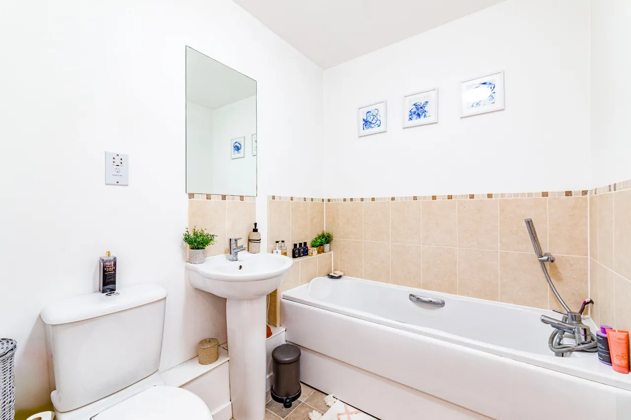 Holmefield Place, New Haw, KT15, photo 8