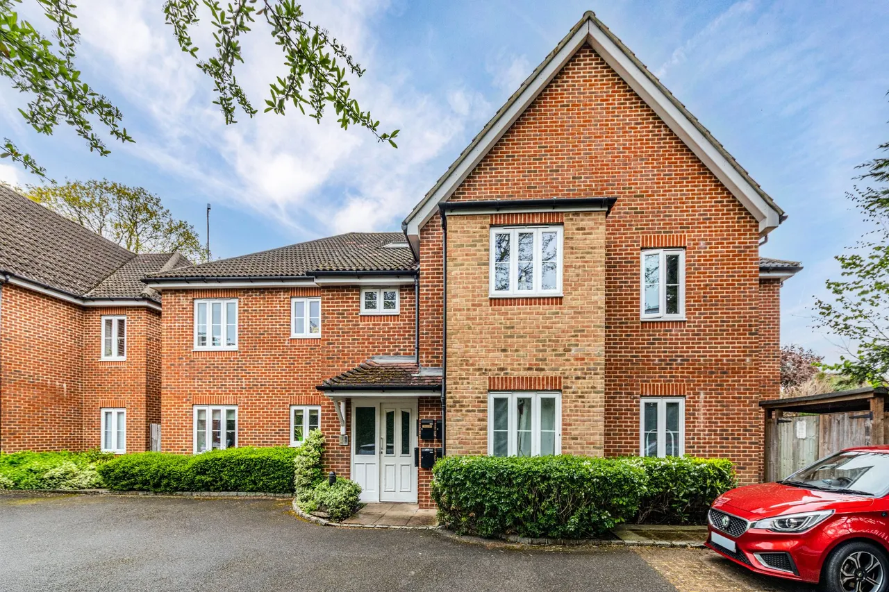 Holmefield Place, New Haw, KT15, photo 12
