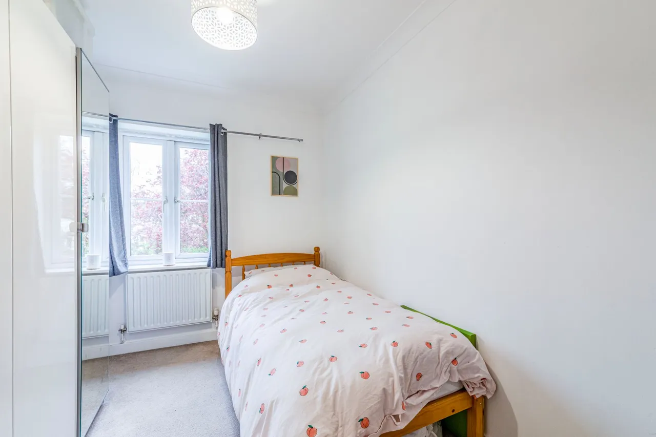 Holmefield Place, New Haw, KT15, photo 11